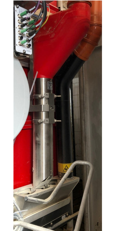 PipeFeeder lyhyt (punainen) asennuskiinnikkeellä Lely A4 - A5